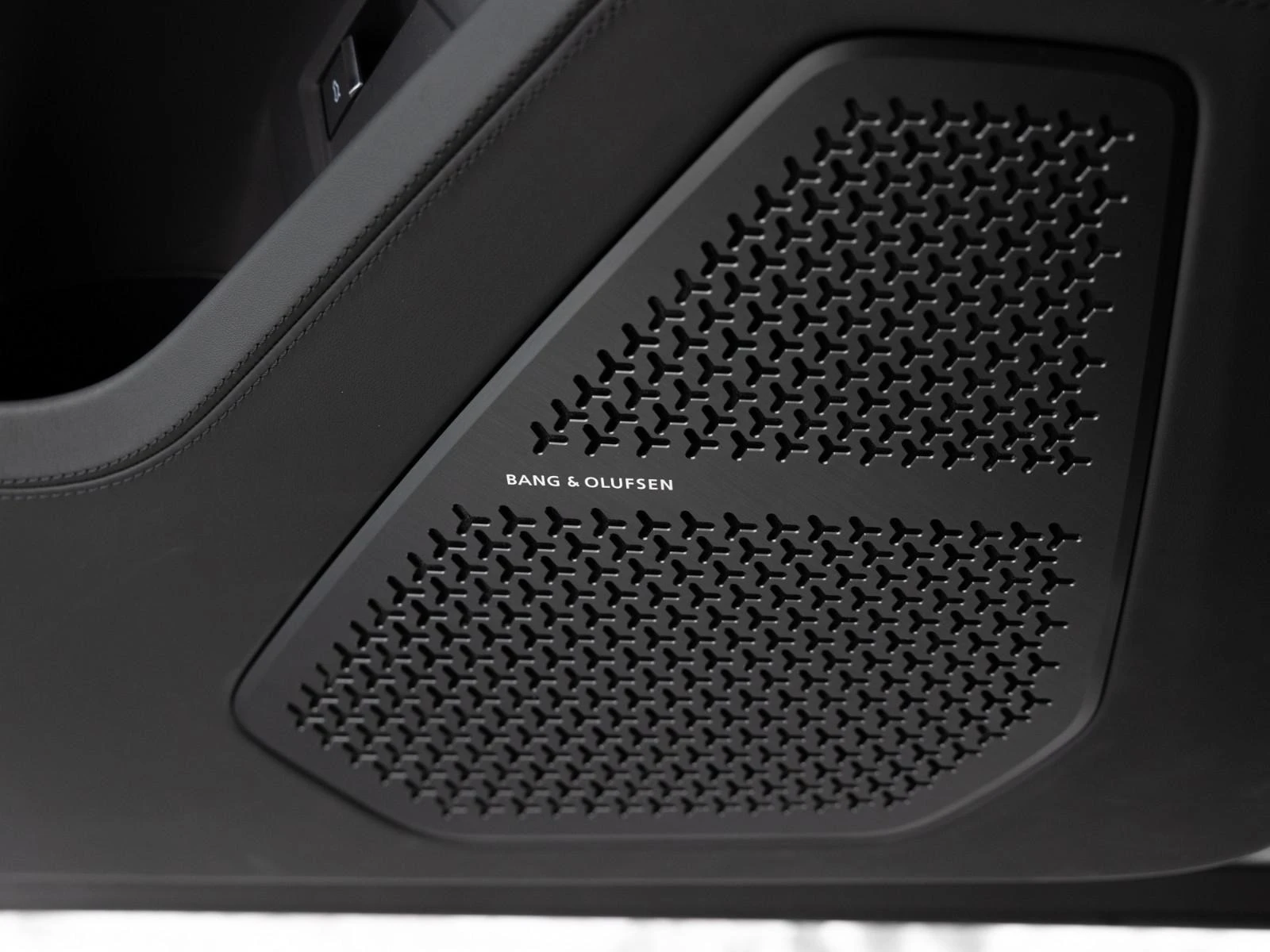 Lamborghini Urus S/666 HP/CERAMIC/SENSONUM/NIGHT VISION/PANO/TV/ - изображение 8