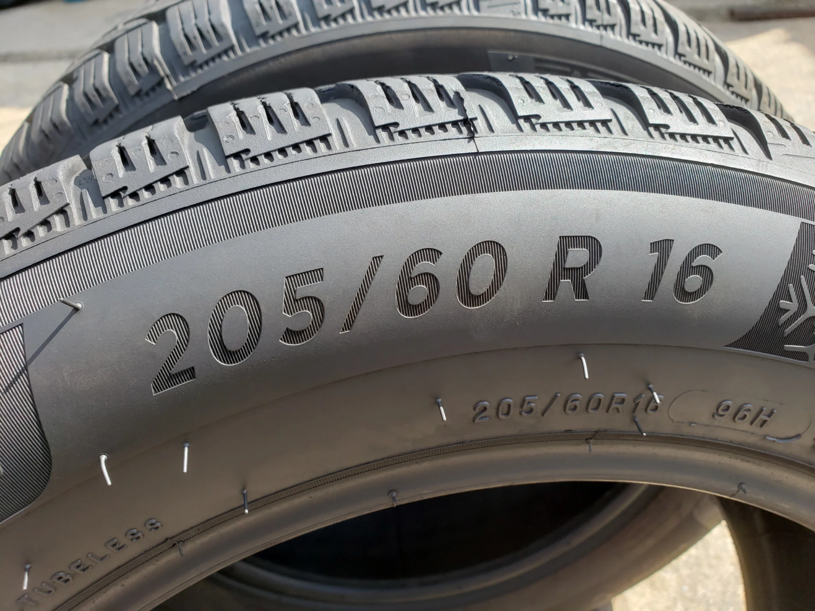 Гуми Зимни 205/60R16, снимка 6 - Гуми и джанти - 56244163