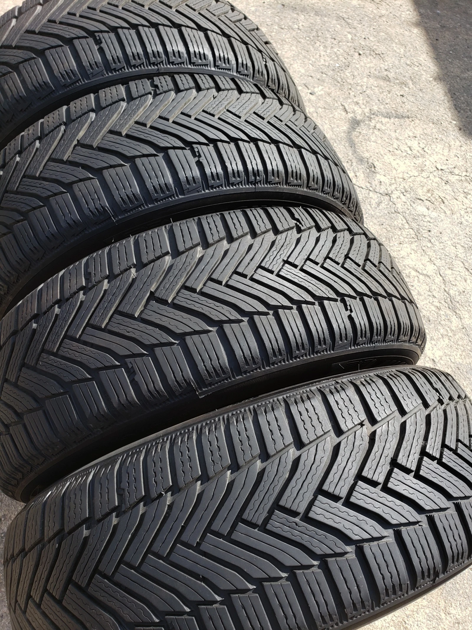 Гуми Зимни 205/60R16, снимка 4 - Гуми и джанти - 56244163