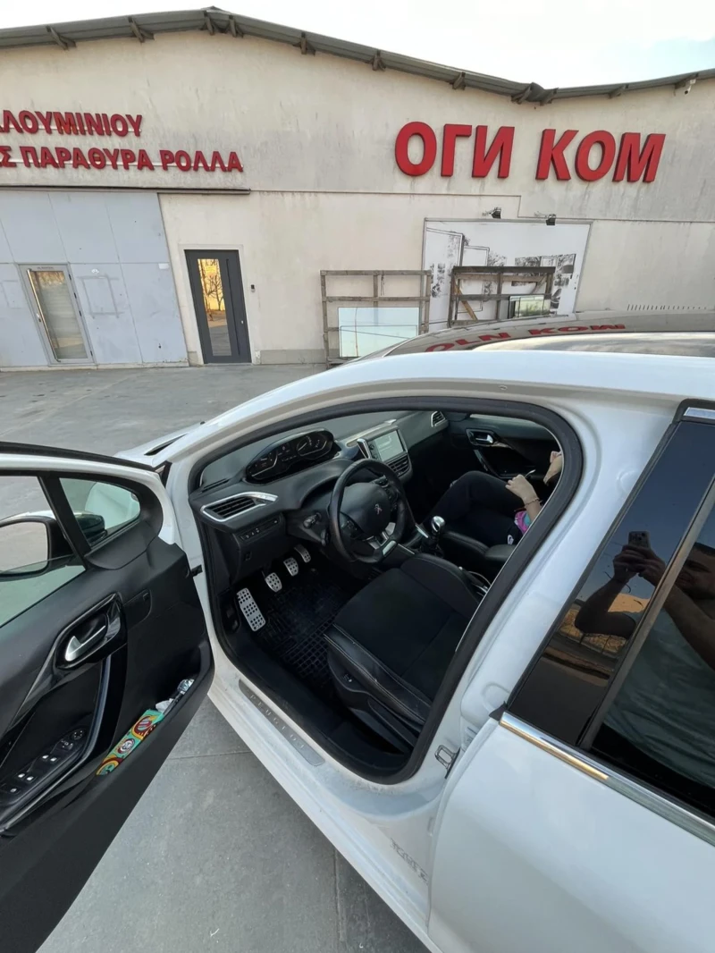 Peugeot 208, снимка 8 - Автомобили и джипове - 46920012