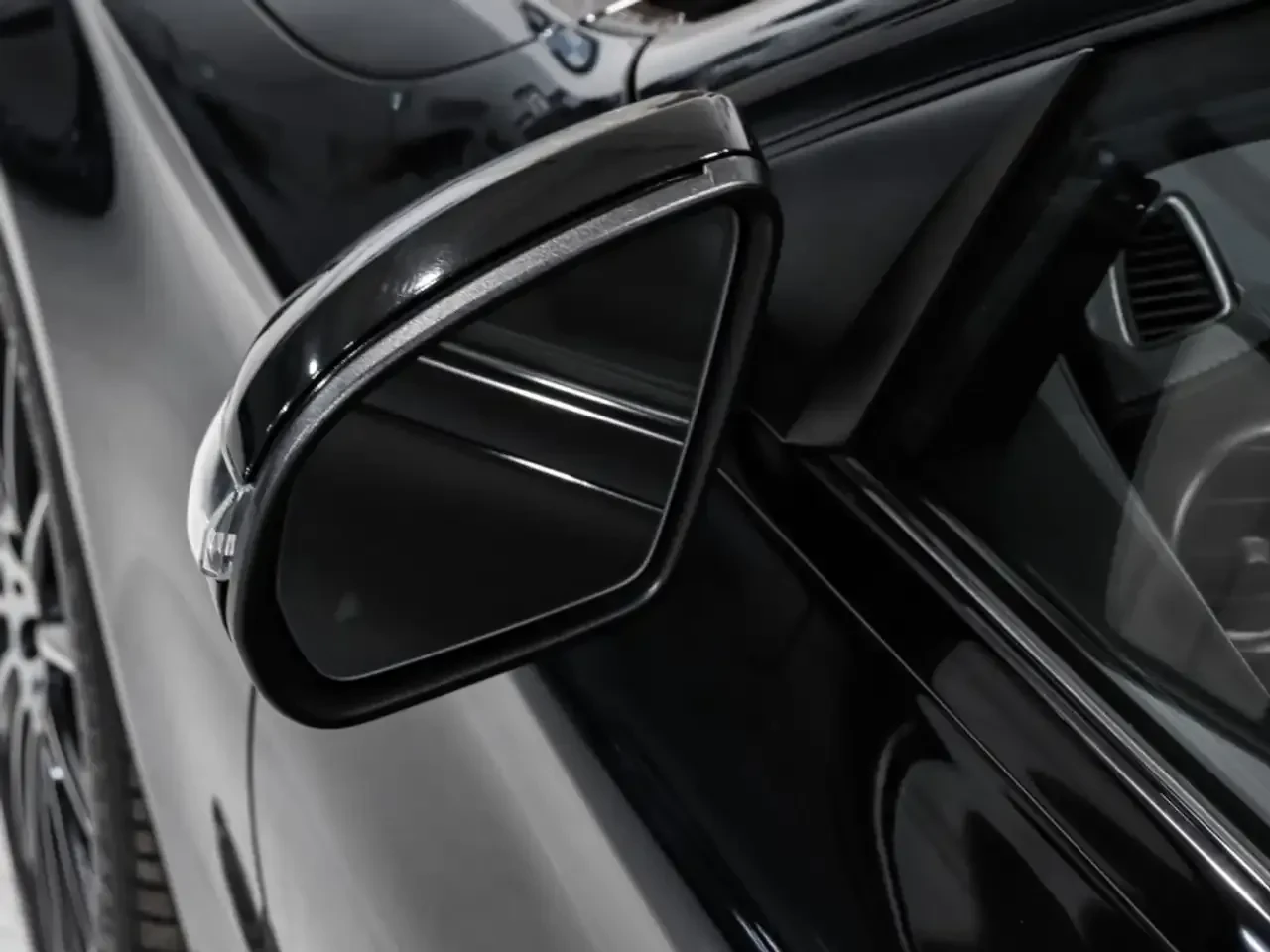 Mercedes-Benz C 300 4MATIC * AMG Line * PREMIUM PKG * NIGHT PKG * PANO - изображение 10