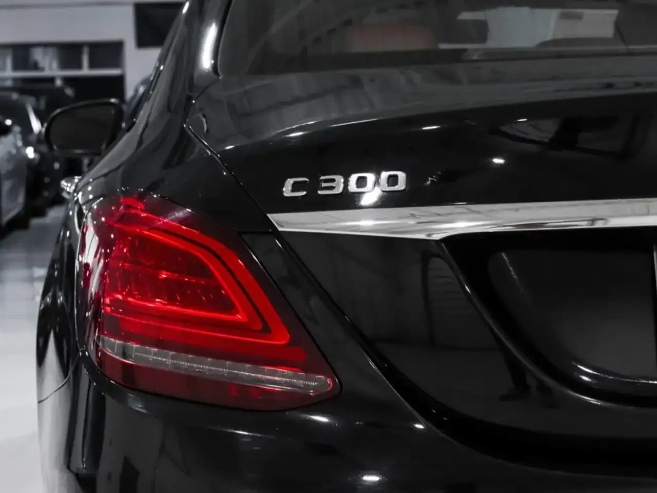 Mercedes-Benz C 300 4MATIC * AMG Line * PREMIUM PKG * NIGHT PKG * PANO - изображение 8
