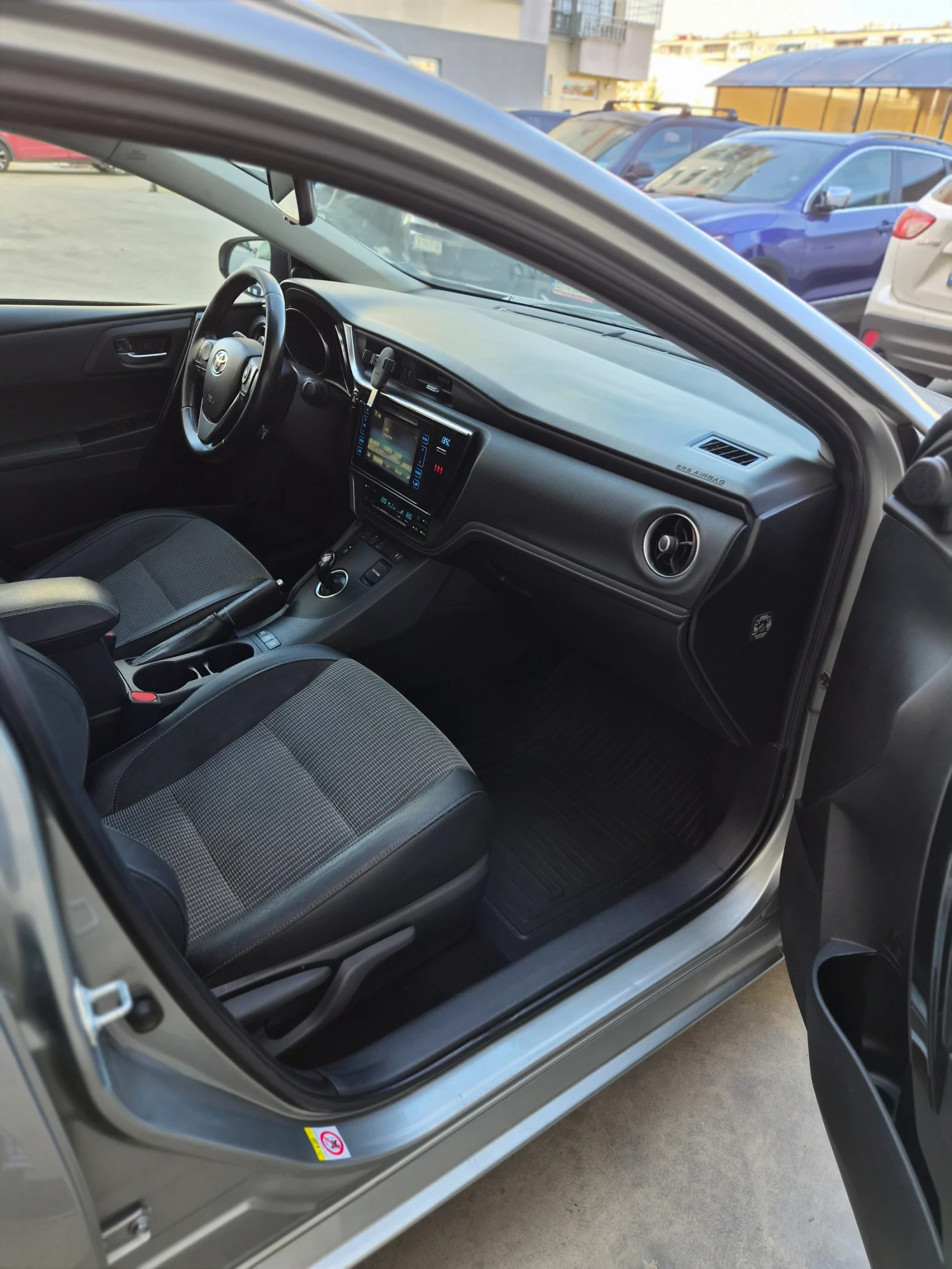 Toyota Auris, снимка 6 - Автомобили и джипове - 56447946
