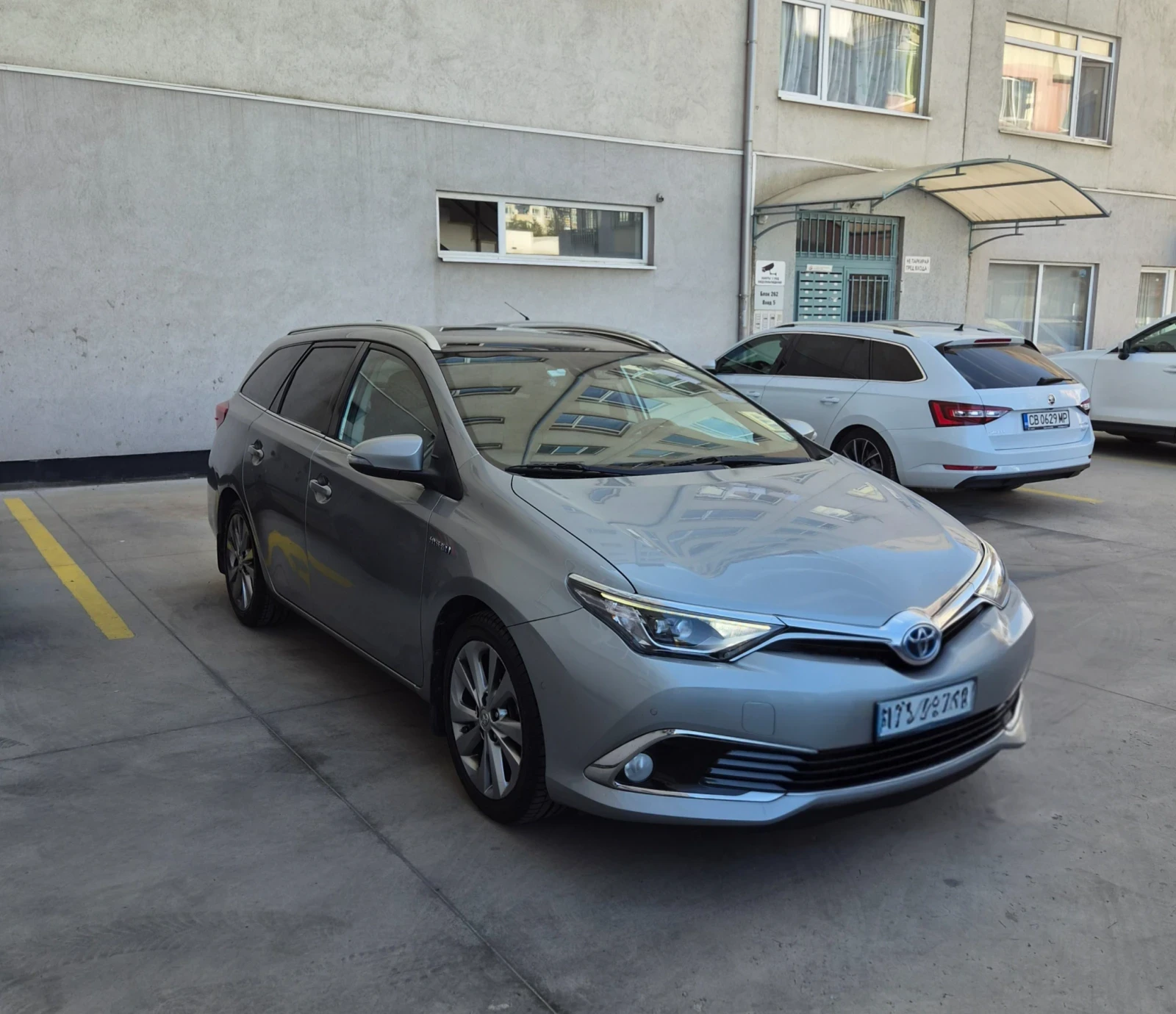 Toyota Auris, снимка 2 - Автомобили и джипове - 56447946