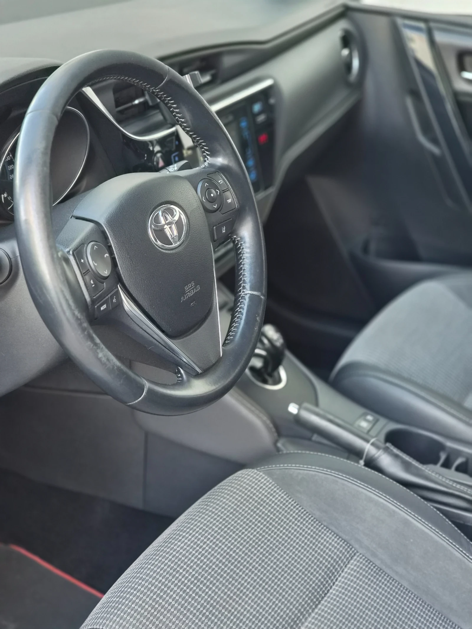 Toyota Auris, снимка 12 - Автомобили и джипове - 56447946