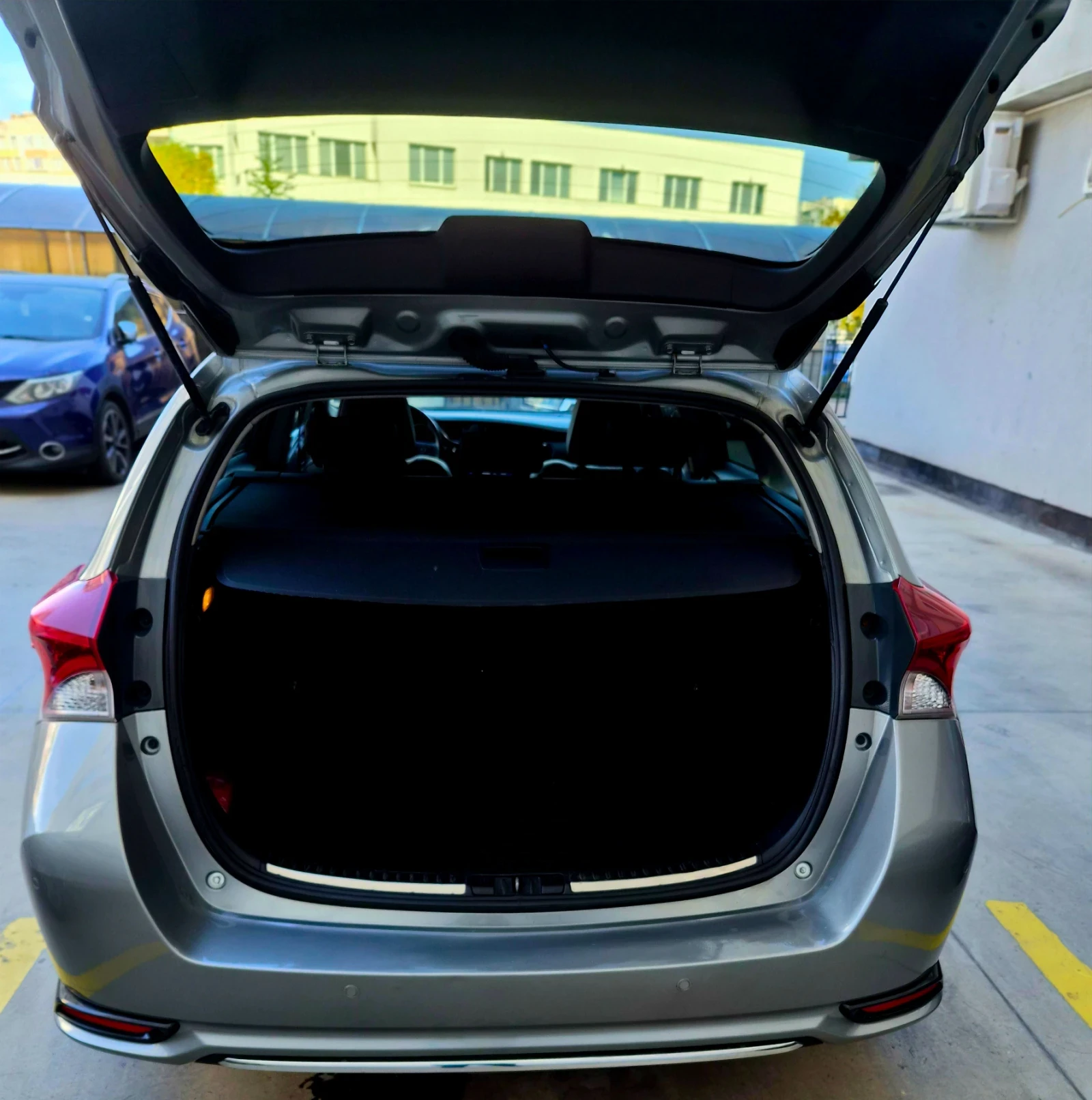 Toyota Auris, снимка 9 - Автомобили и джипове - 56447946