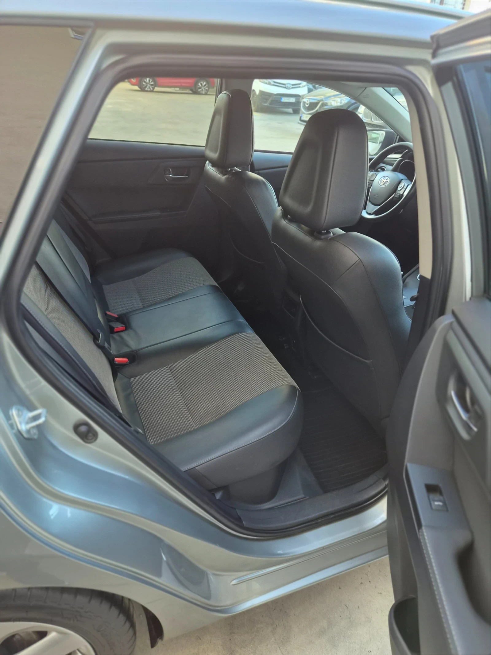 Toyota Auris, снимка 8 - Автомобили и джипове - 56447946