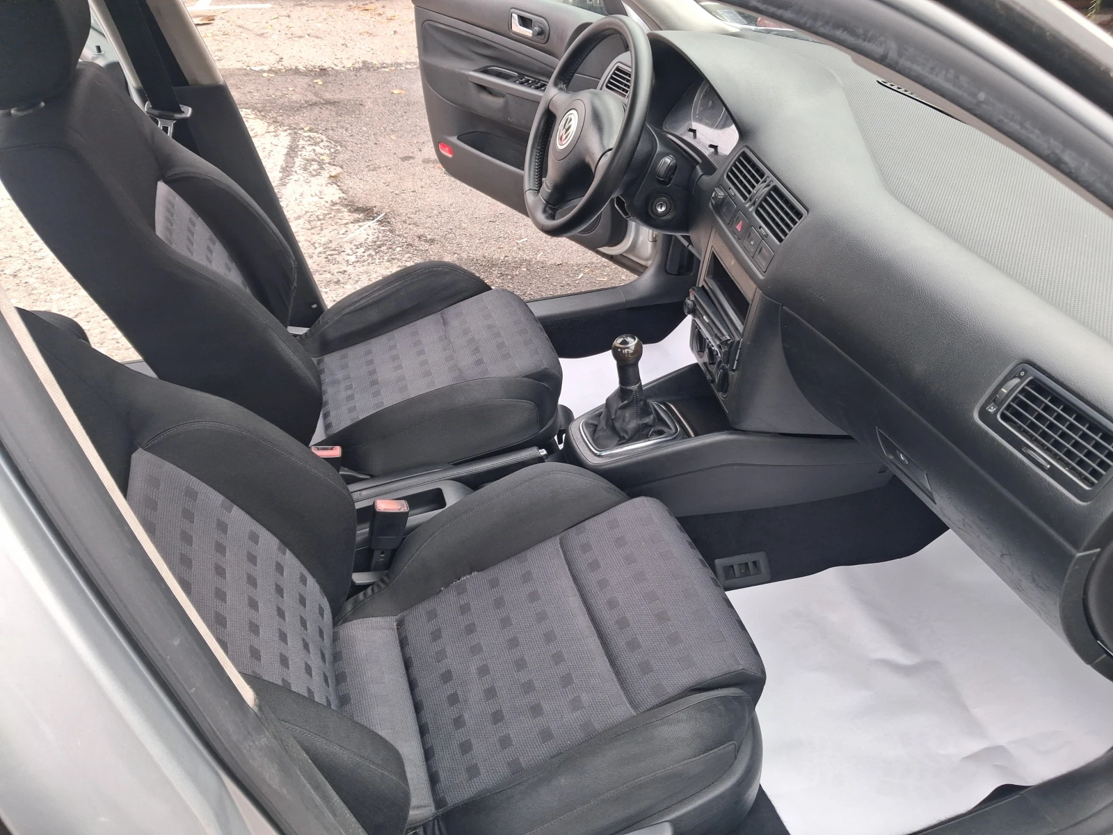 VW Bora 1.6i* ГАЗ* * РЕГИСТРИРАН* КЛИМА, снимка 9 - Автомобили и джипове - 56714639