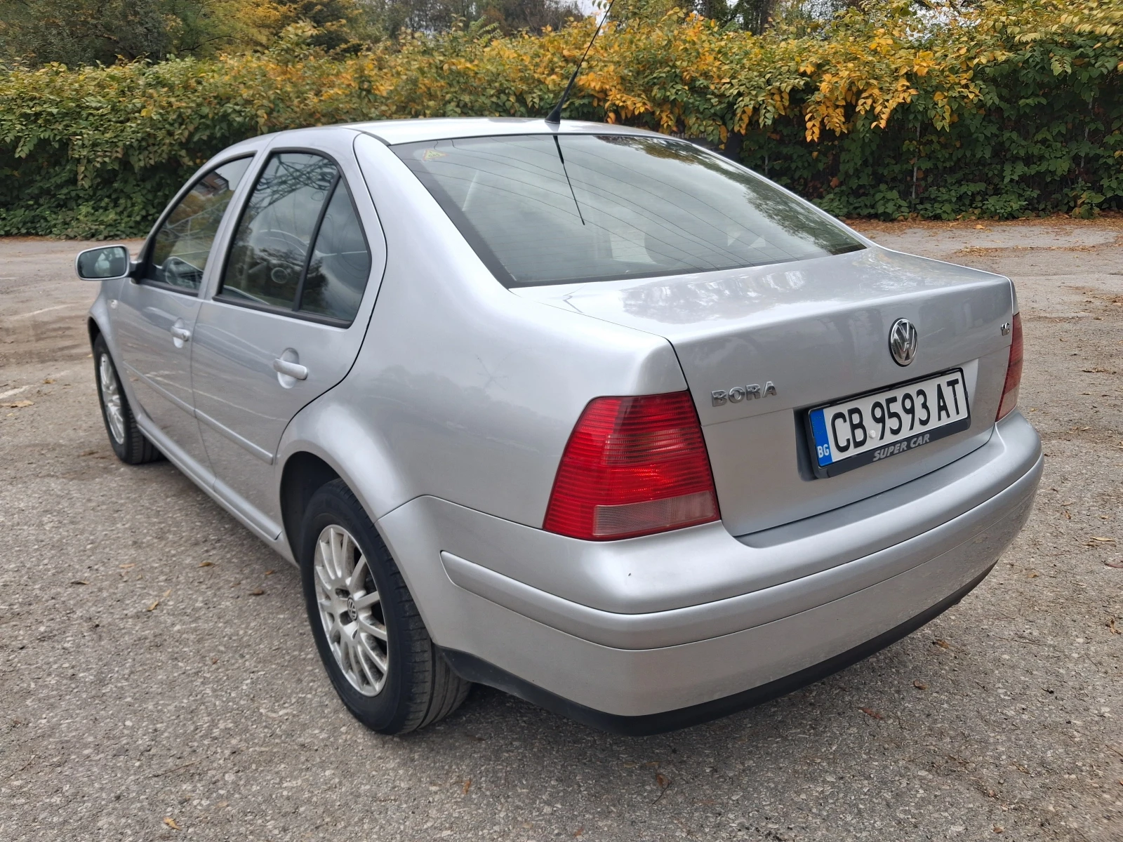 VW Bora 1.6i* ГАЗ* * РЕГИСТРИРАН* КЛИМА, снимка 3 - Автомобили и джипове - 56714639