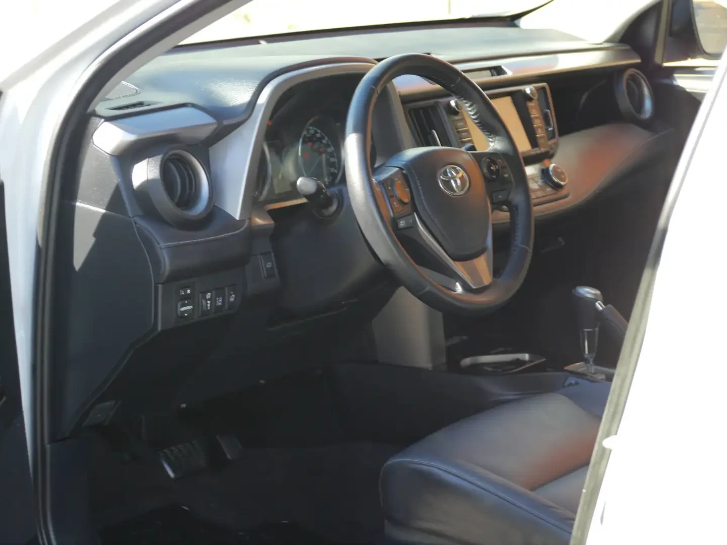 Toyota Rav4 Hybrid Limited, снимка 8 - Автомобили и джипове - 55303437