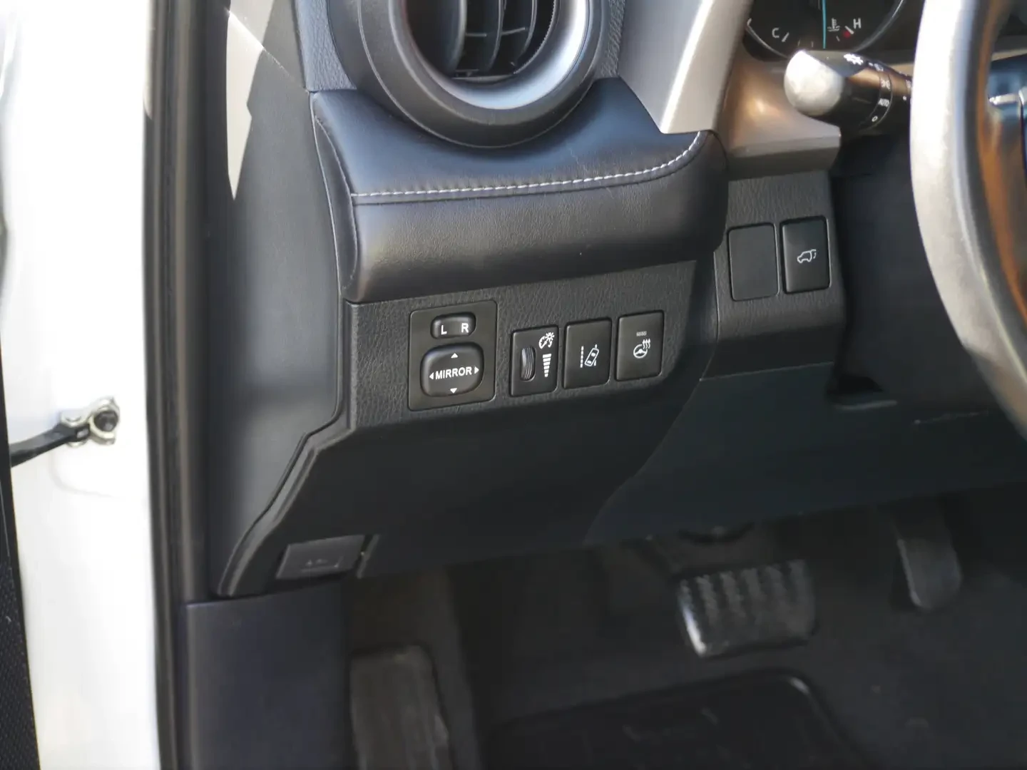 Toyota Rav4 Hybrid Limited, снимка 12 - Автомобили и джипове - 55303437