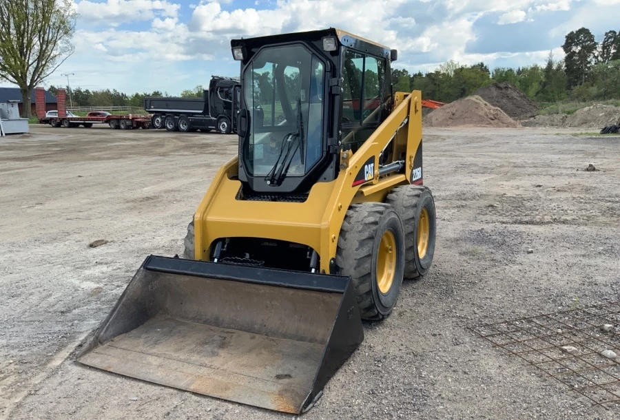 Мини челни товарачи Cat 226B - изображение 2