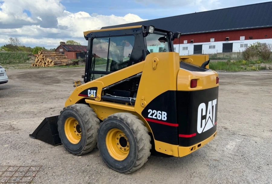 Мини челни товарачи Cat 226B - изображение 6