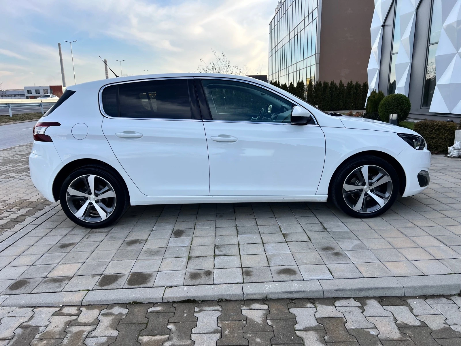 Peugeot 308 1.6HDI-ALLURE-KEYLESS-GO-NAVI-ПАРКТРОНИК-АВТОПИЛОТ - изображение 4