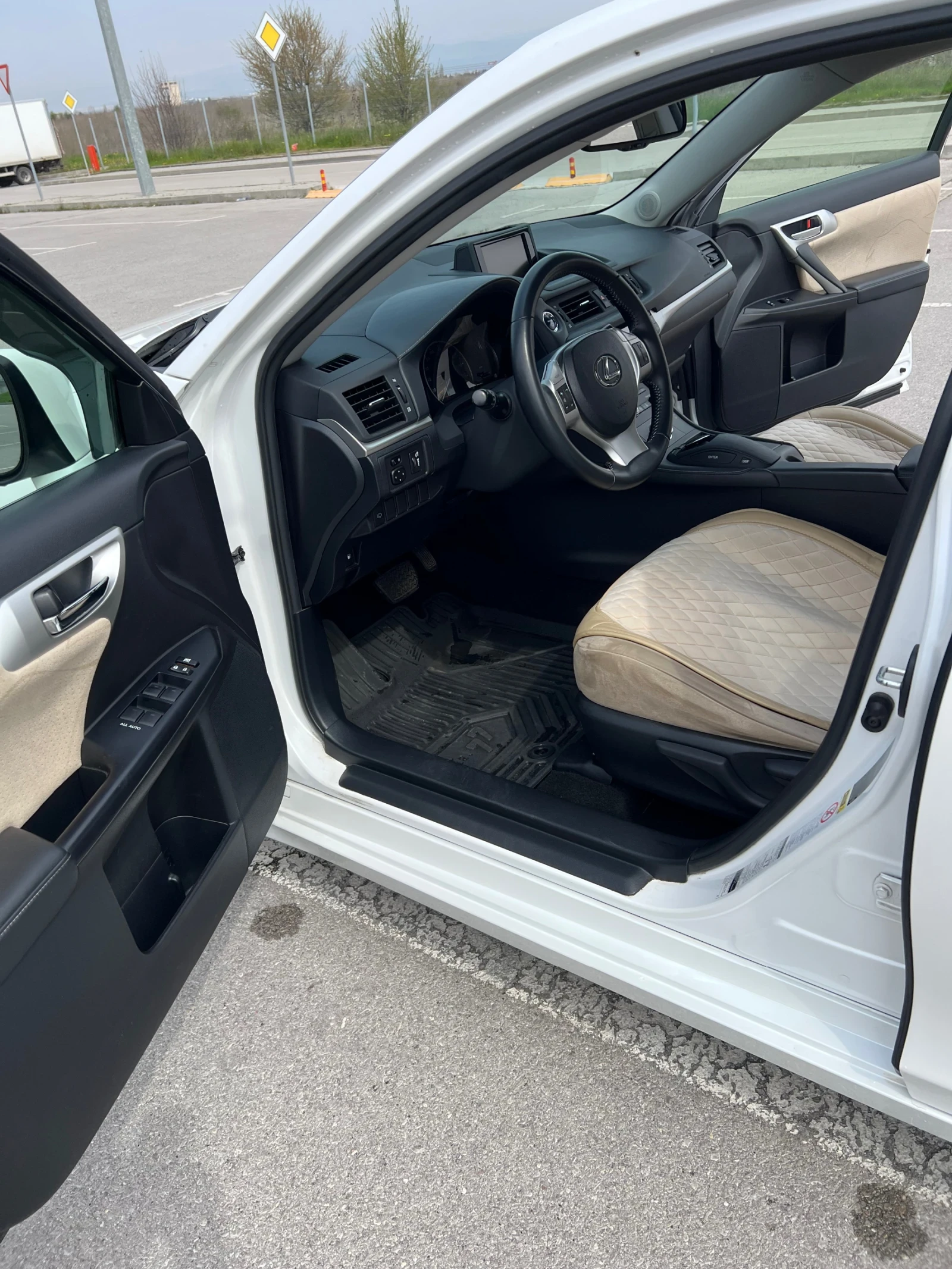 Lexus CT 200h, снимка 10 - Автомобили и джипове - 54209340