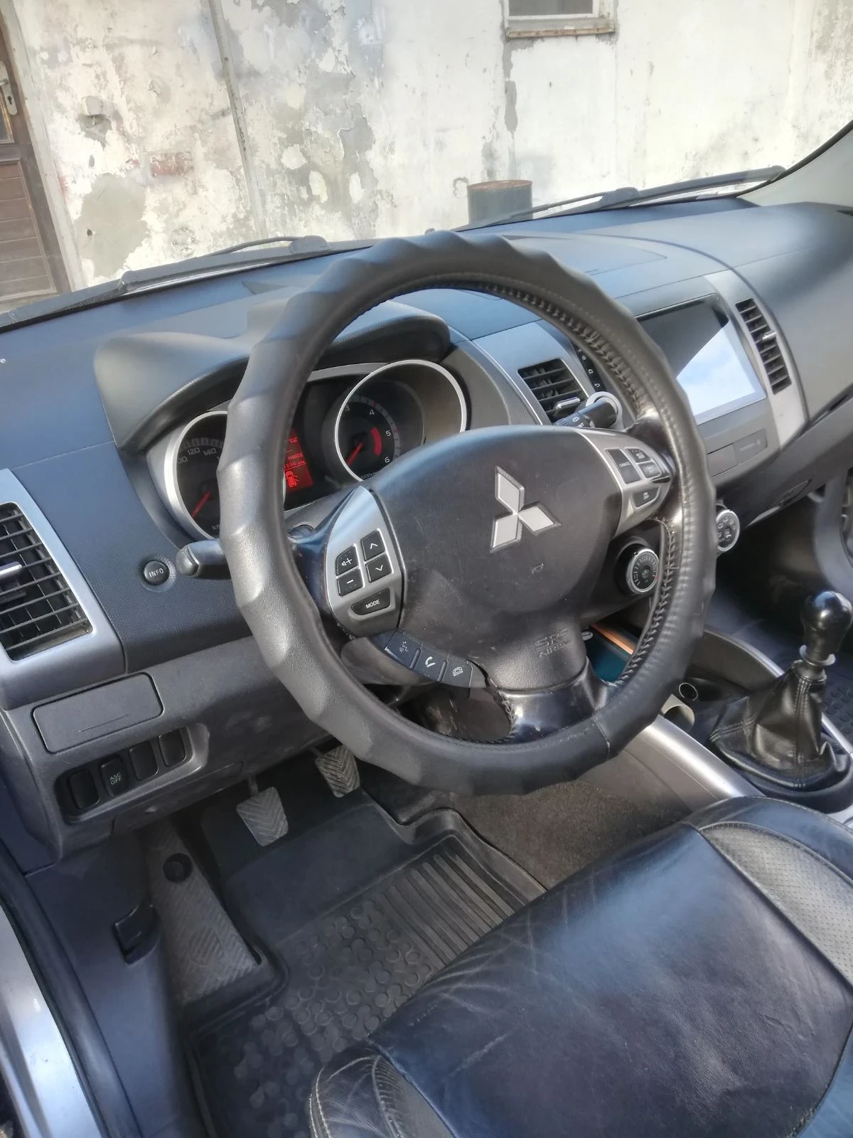Mitsubishi Outlander, снимка 14 - Автомобили и джипове - 53935402