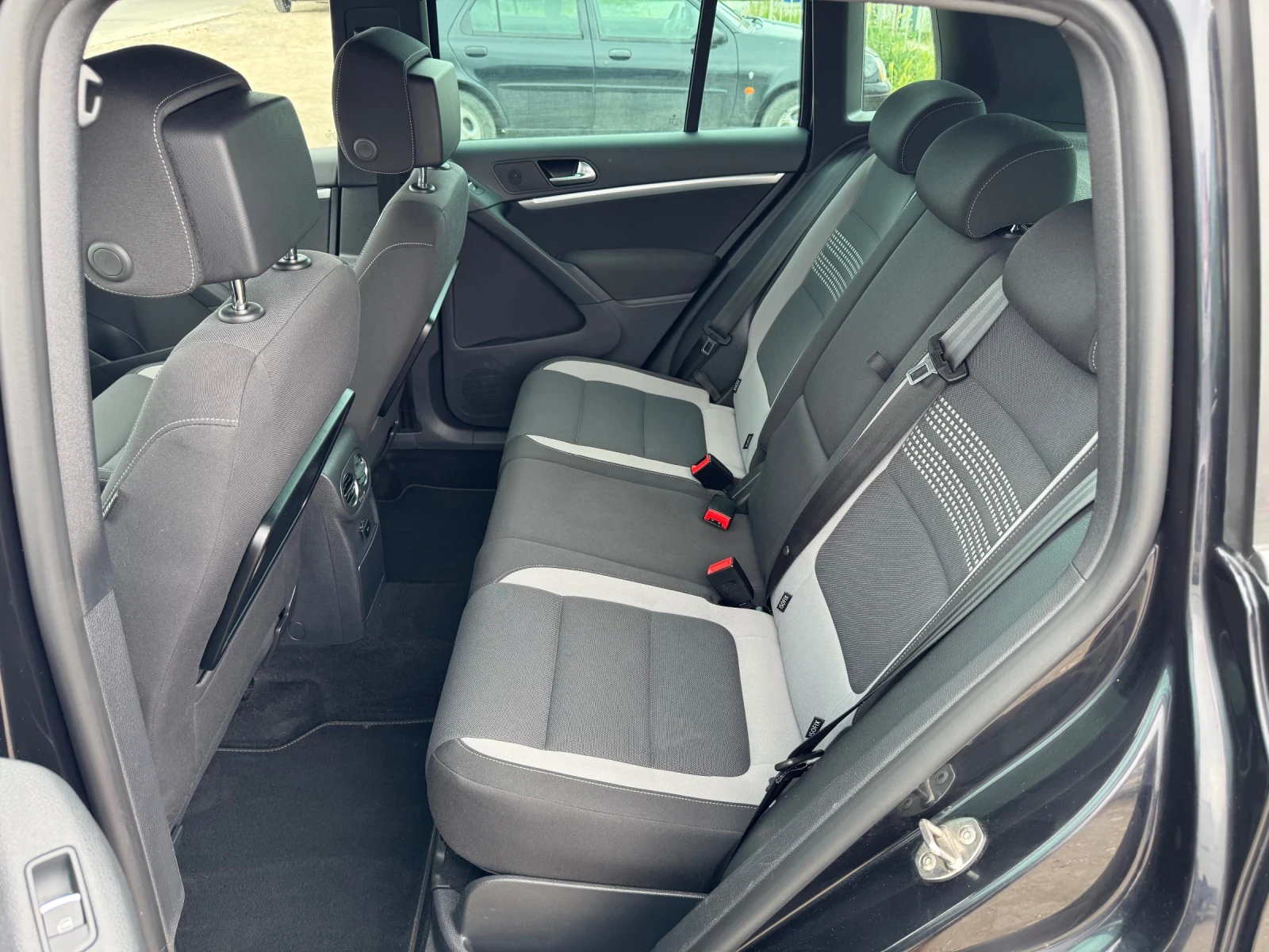 VW Tiguan 2.0 TDI LIFE, снимка 11 - Автомобили и джипове - 54701570