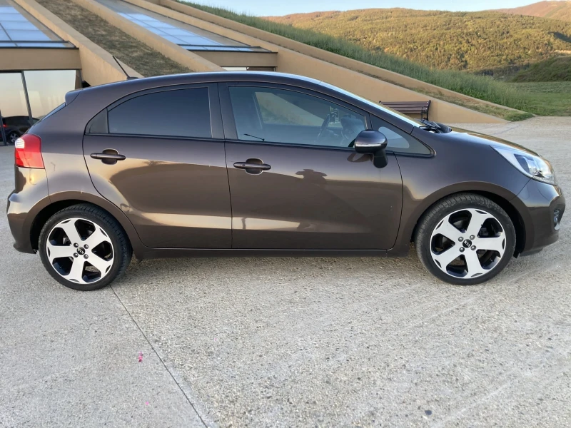 Kia Rio 1.4 Бензин/Автомат, снимка 4 - Автомобили и джипове - 47958524