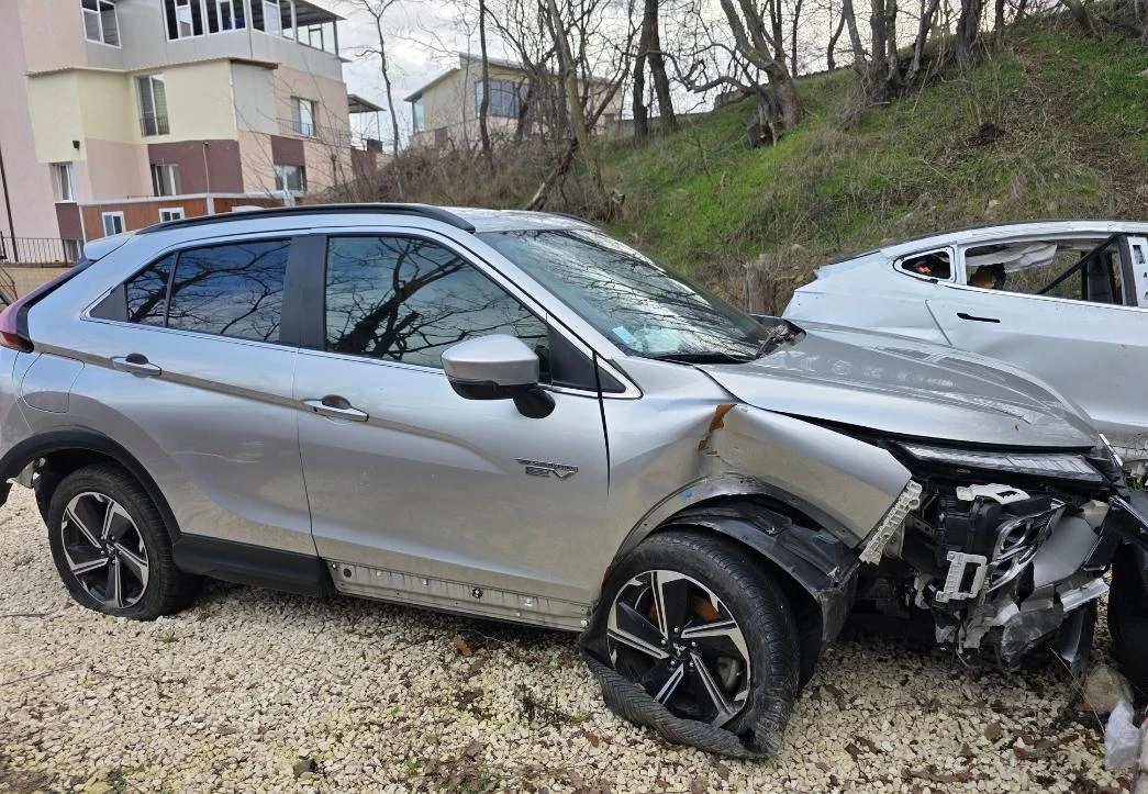 Mitsubishi Eclipse Cross PHEV Фул Екстри с Инцидент - изображение 9