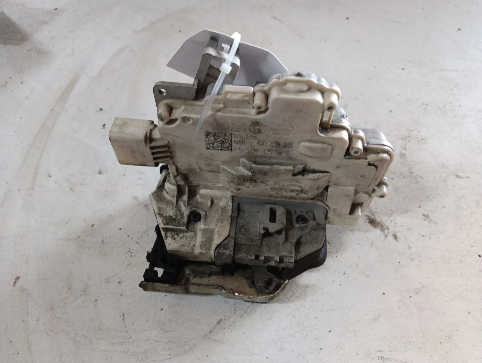 брава (задна лява) 4G0839015 Audi A3