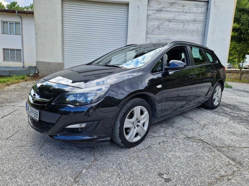 Opel Astra Sports Tourer Газ/Бензин, снимка 1 - Автомобили и джипове - 47527793