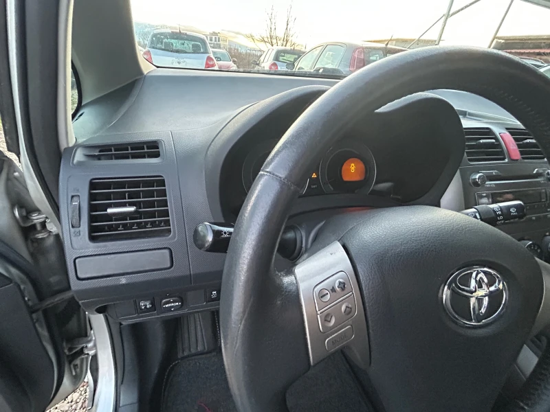 Toyota Auris 1.4i-97k.c., снимка 11 - Автомобили и джипове - 48447396