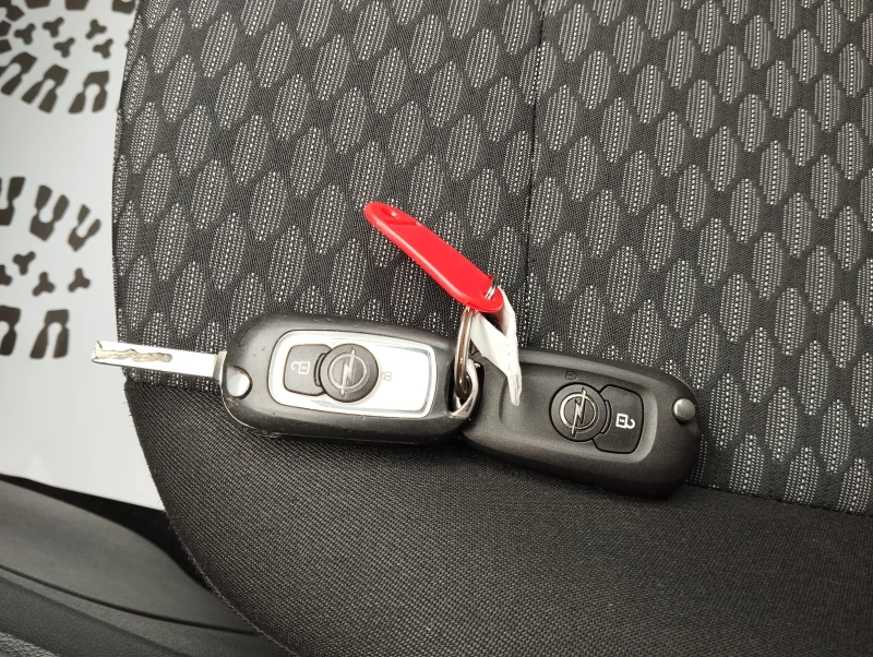 Opel Astra 1.6 CDTI, снимка 12 - Автомобили и джипове - 49647478