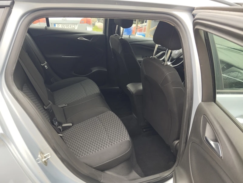 Opel Astra 1.6 CDTI, снимка 9 - Автомобили и джипове - 49647478