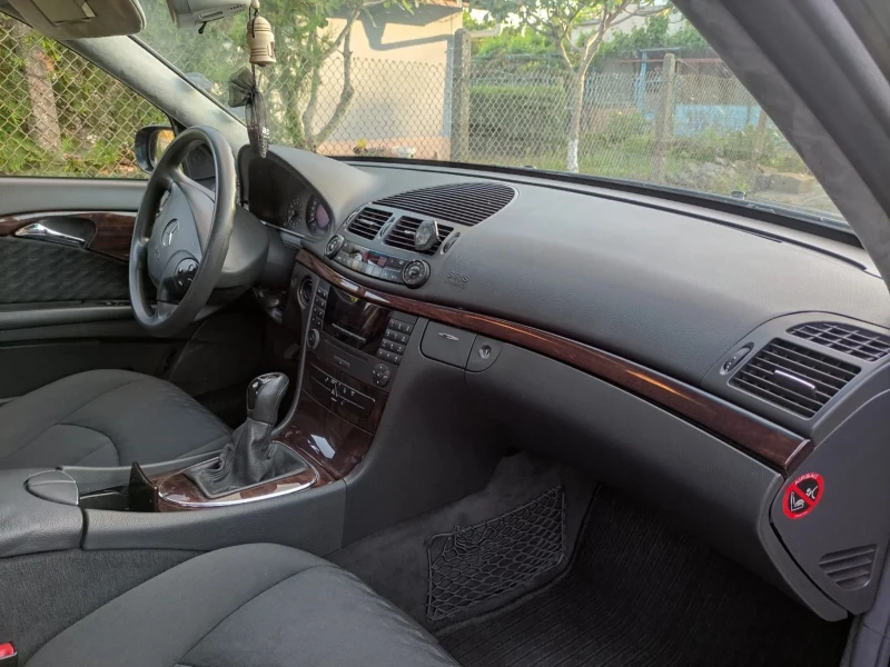 Mercedes-Benz E 200, снимка 9 - Автомобили и джипове - 50921168