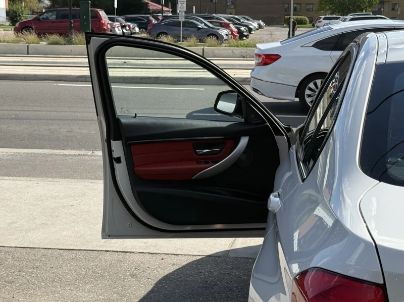 BMW 330 xDrive / PREMIUM / HARMAN-KARDON / PANO / RED INT, снимка 6 - Автомобили и джипове - 52749663