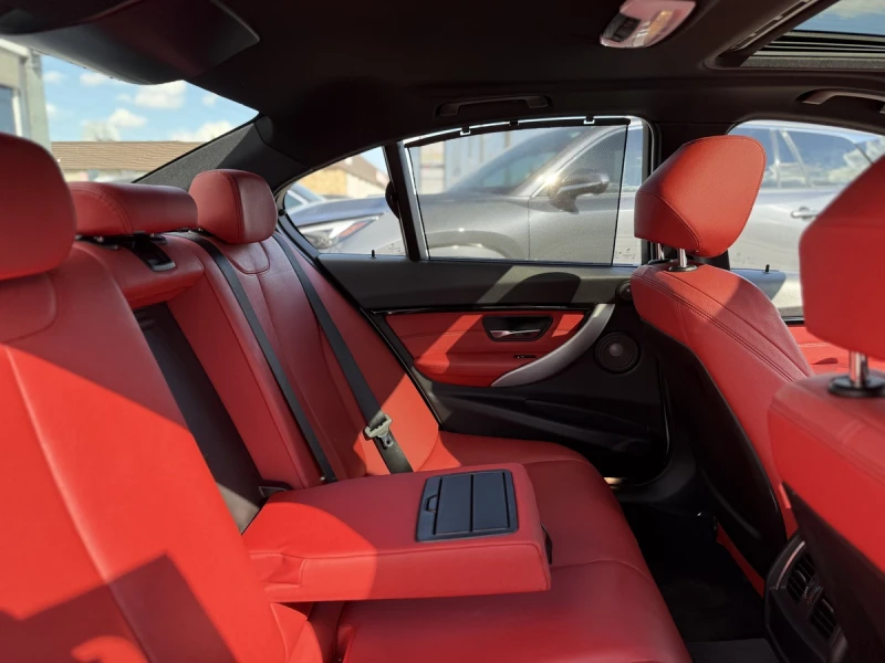 BMW 330 xDrive / PREMIUM / HARMAN-KARDON / PANO / RED INT, снимка 16 - Автомобили и джипове - 52749663