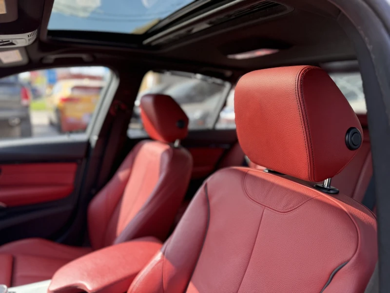 BMW 330 xDrive / PREMIUM / HARMAN-KARDON / PANO / RED INT, снимка 15 - Автомобили и джипове - 52749663