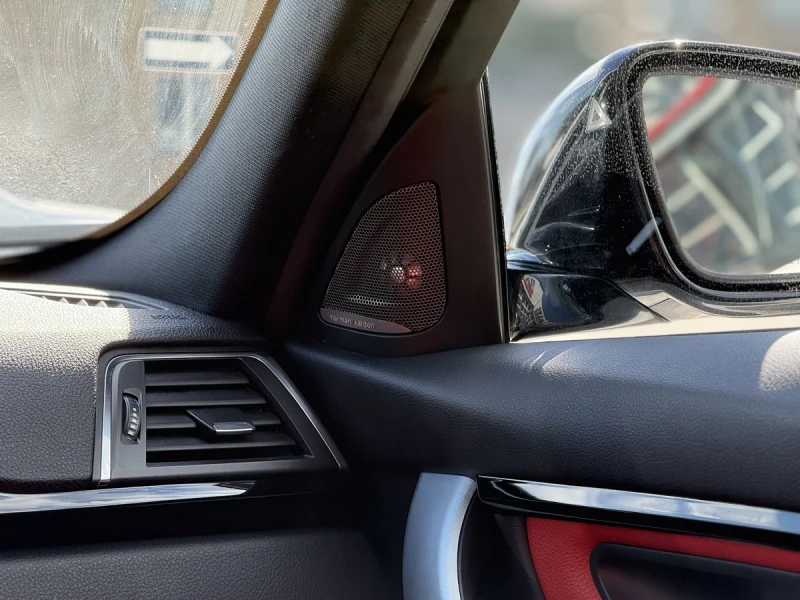 BMW 330 xDrive / PREMIUM / HARMAN-KARDON / PANO / RED INT, снимка 14 - Автомобили и джипове - 52749663