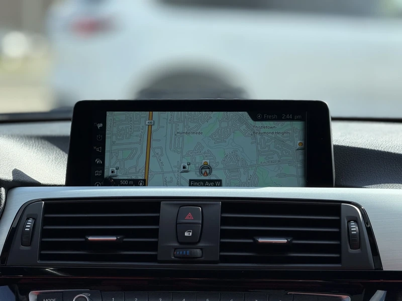 BMW 330 xDrive / PREMIUM / HARMAN-KARDON / PANO / RED INT, снимка 11 - Автомобили и джипове - 52749663