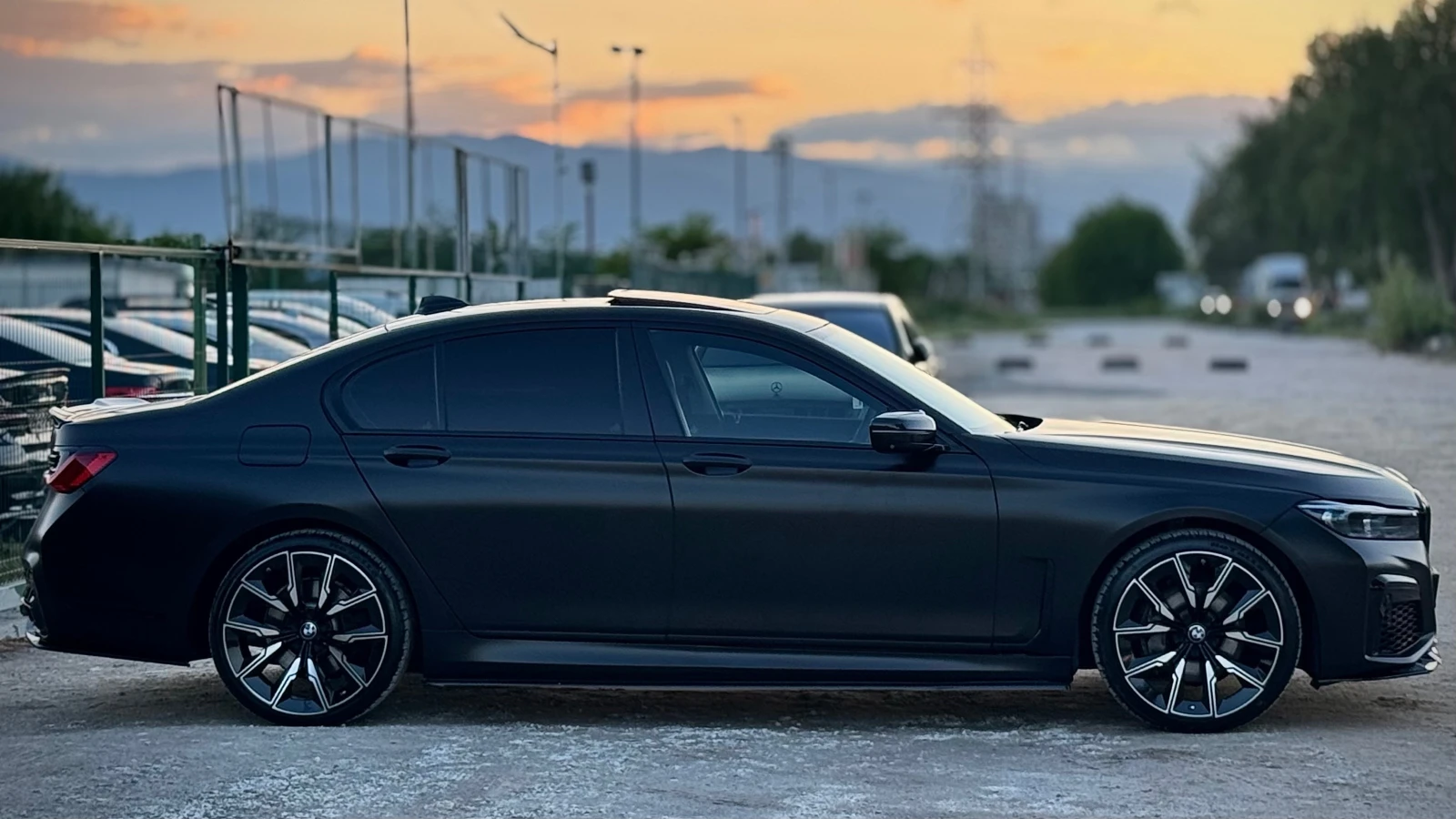 BMW 740 d= xDrive= Facelift= M-pack= HUD= 360* Камера= 21* - изображение 4