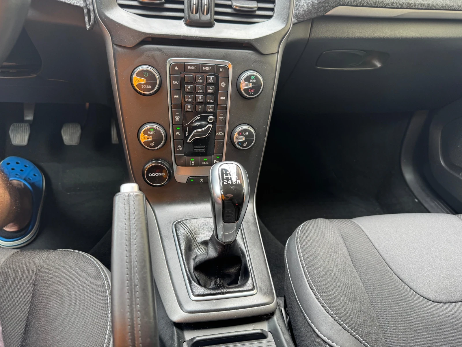 Volvo V40, снимка 12 - Автомобили и джипове - 54808940