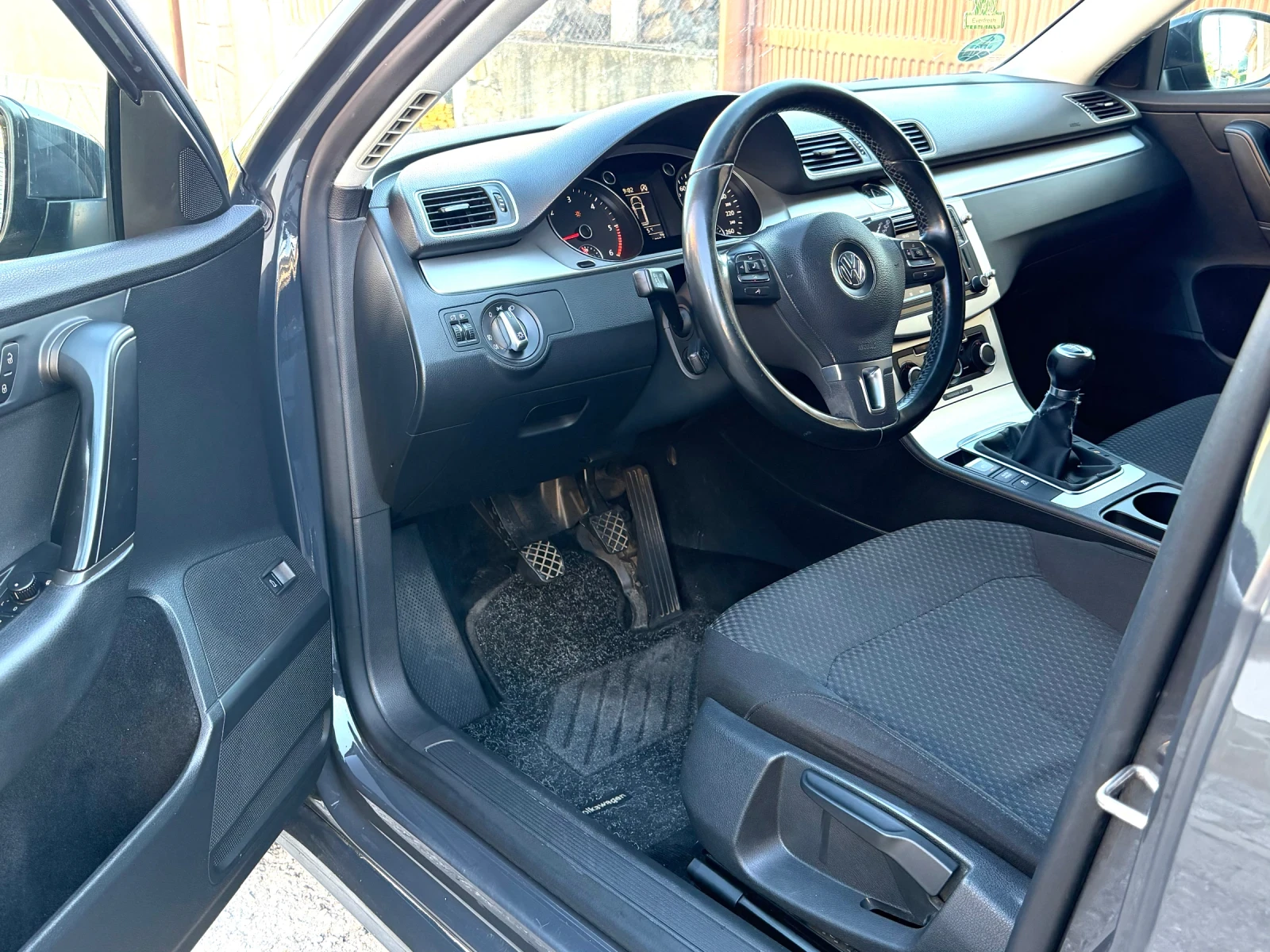 VW Passat 1.6 TDI , снимка 6 - Автомобили и джипове - 55199805