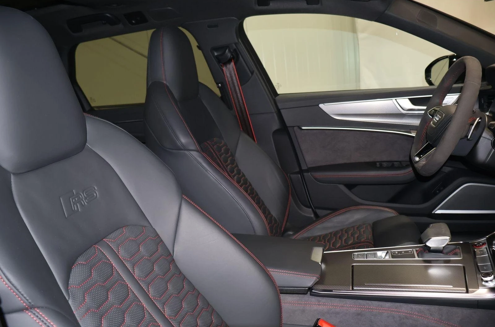 Audi Rs6 DYNAMIC / MATRIX / PANO / B&O / HUD / EXCLUSIVE /, снимка 13 - Автомобили и джипове - 56015330