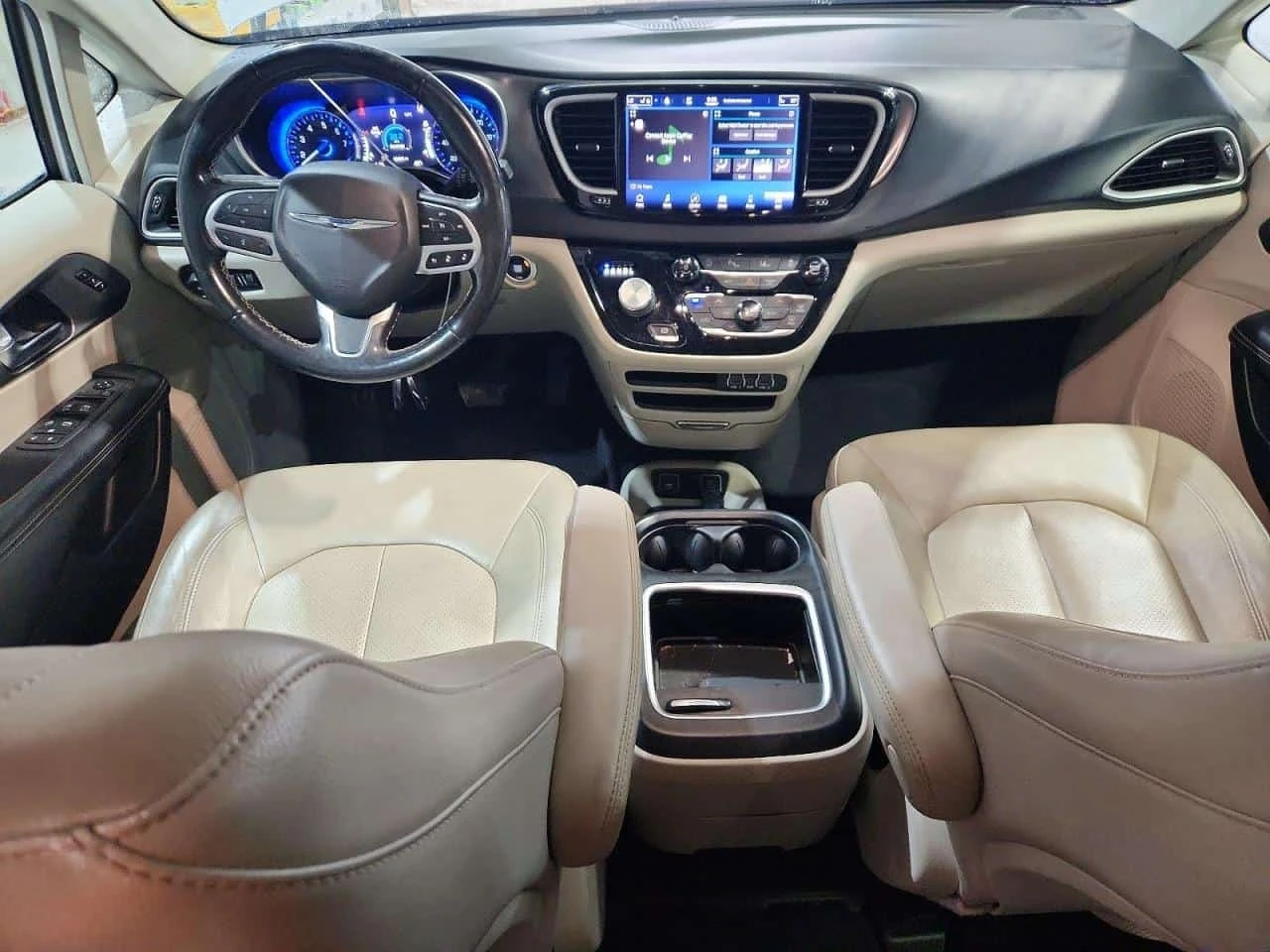 Chrysler Pacifica Touring L * CARFAX * OПЦИЯ ЗА ФИНАНСИРАНЕ, снимка 8 - Автомобили и джипове - 56256093