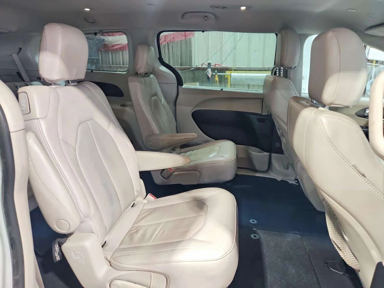 Chrysler Pacifica Touring L * CARFAX * OПЦИЯ ЗА ФИНАНСИРАНЕ, снимка 11 - Автомобили и джипове - 56256093