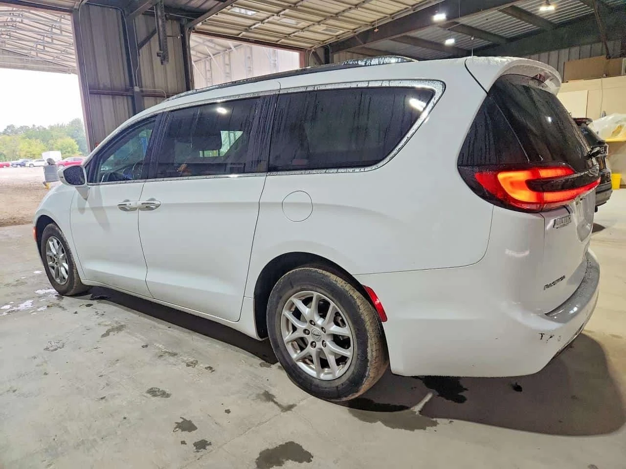 Chrysler Pacifica Touring L * CARFAX * OПЦИЯ ЗА ФИНАНСИРАНЕ, снимка 2 - Автомобили и джипове - 56256093