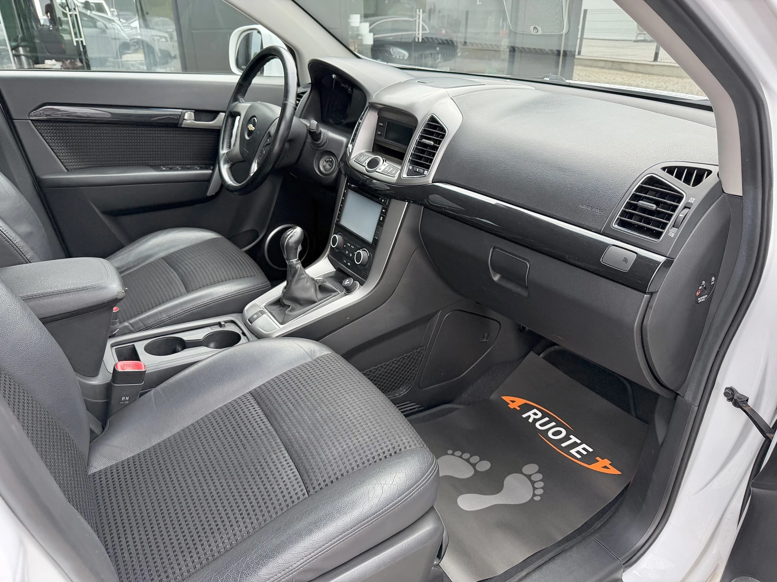 Chevrolet Captiva 2.2VCDi * Facelift* | 7 Места| Кожа/Навигация/Каме, снимка 10 - Автомобили и джипове - 54902156