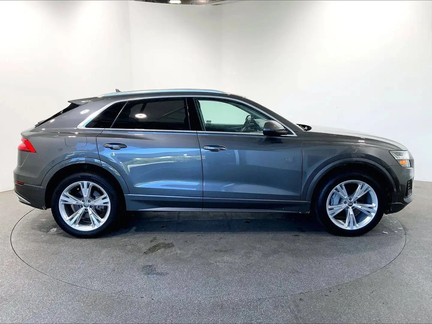 Audi Q8 TECHNIK* B&O* 360* ОБДУХ* М.ТОЧКА, снимка 4 - Автомобили и джипове - 55979226