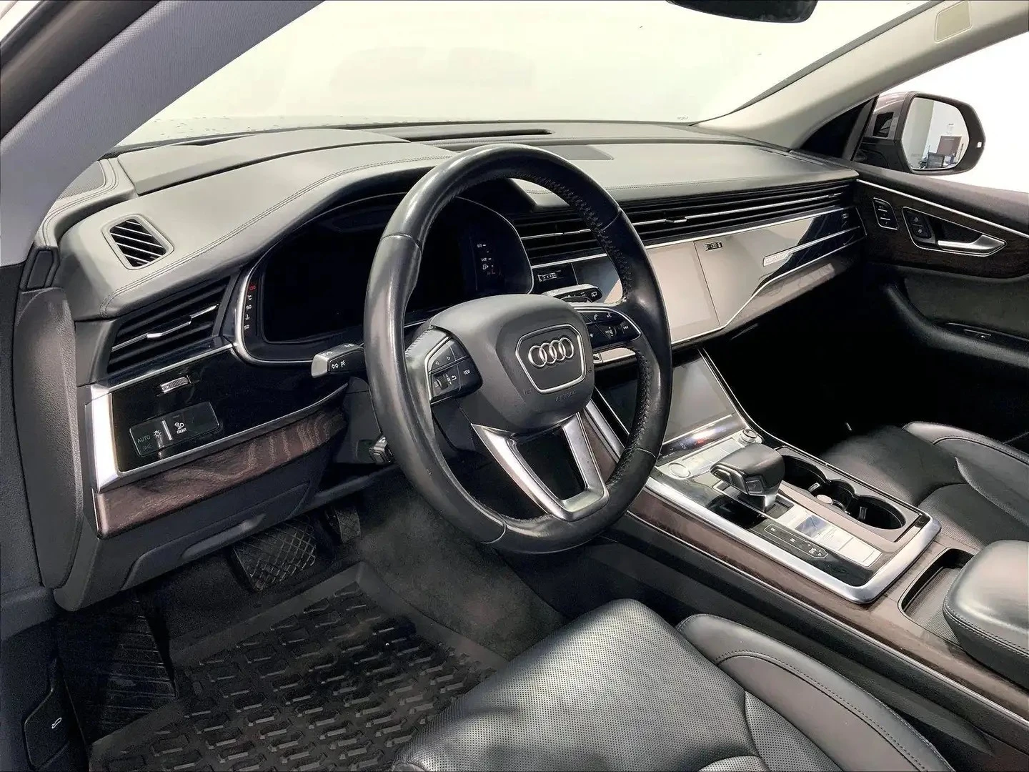 Audi Q8 TECHNIK* B&O* 360* ОБДУХ* М.ТОЧКА, снимка 14 - Автомобили и джипове - 55979226