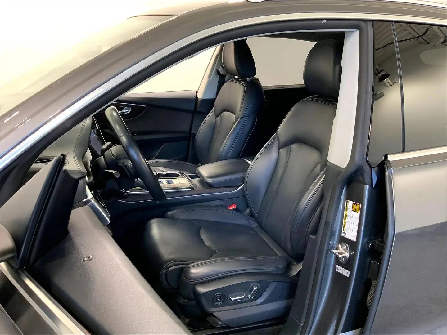 Audi Q8 TECHNIK* B&O* 360* ОБДУХ* М.ТОЧКА, снимка 12 - Автомобили и джипове - 55979226
