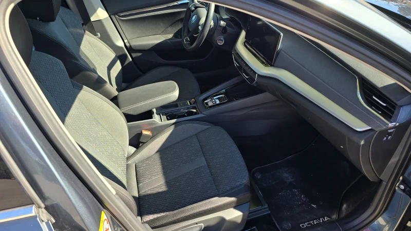 Skoda Octavia 1.5 eTSI/DSG/Combi/Edition+ /Disctr/Lane/Digitl/Am, снимка 14 - Автомобили и джипове - 52620905
