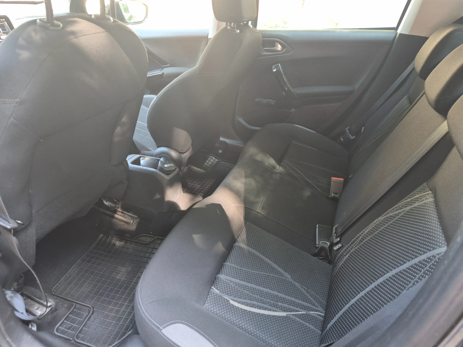Peugeot 208, снимка 8 - Автомобили и джипове - 55385118