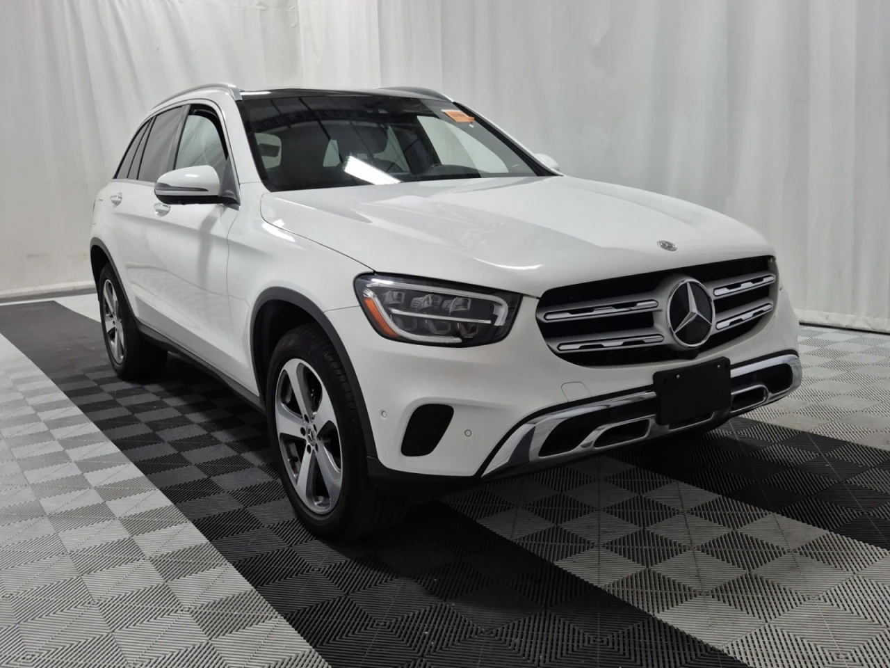 Mercedes-Benz GLC 300 * CARFAX * АВТО КРЕДИТ * ЦЕНА ДО БГ! - изображение 2