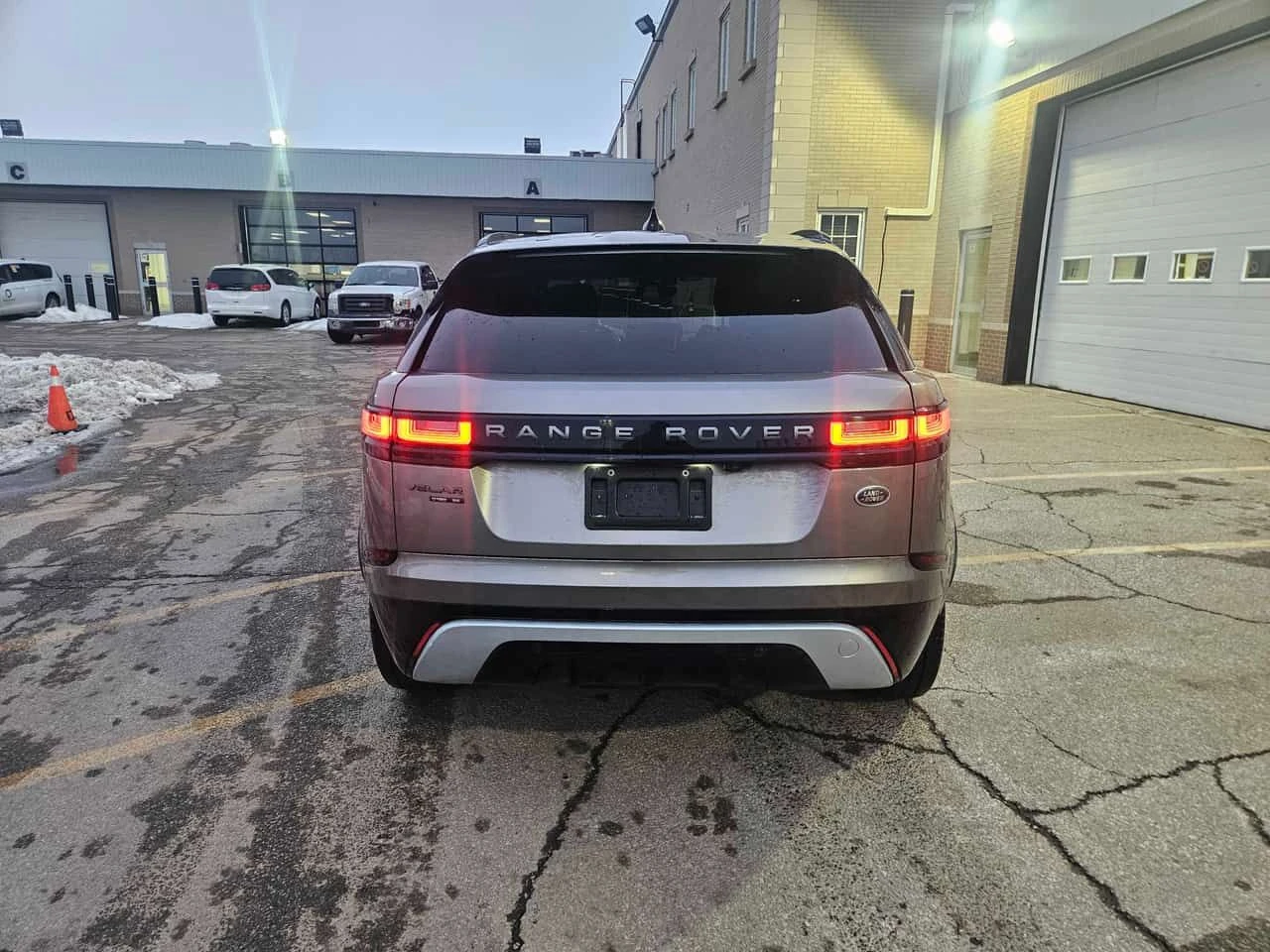 Land Rover Range Rover Velar * R Dynamic SE * CARFAX * ЦЕНА ДО БГ - изображение 4