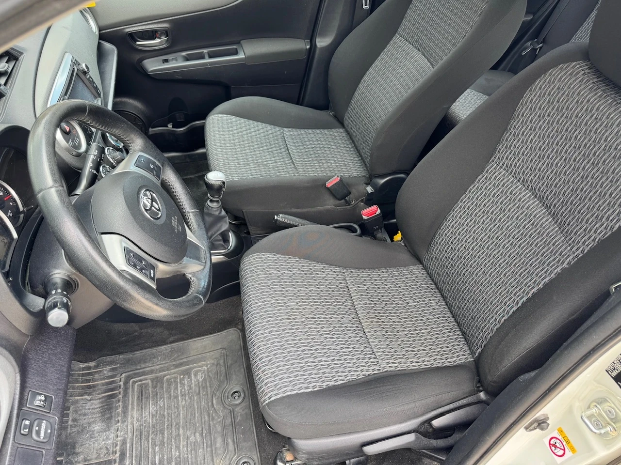 Toyota Yaris 1.33i Sport/ Бяла перла - изображение 9